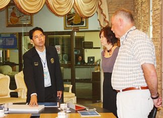 Mayor Itthiphol Kunplome (left) chats with Swiss pier designer Philippe Guenat-Patry (right) about the possibility of expanding Bali Hai Pier to incorporate a luxury yacht marina.